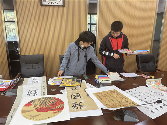 1639831313157088022.jpg 1.学生评委评审现场_副本.jpg